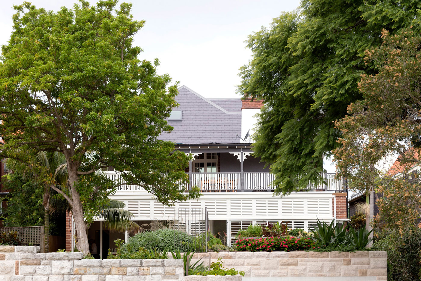 A Spacious Contemporary House with Retractable Veranda in New South Wales by Luigi Rosselli Architects (1)