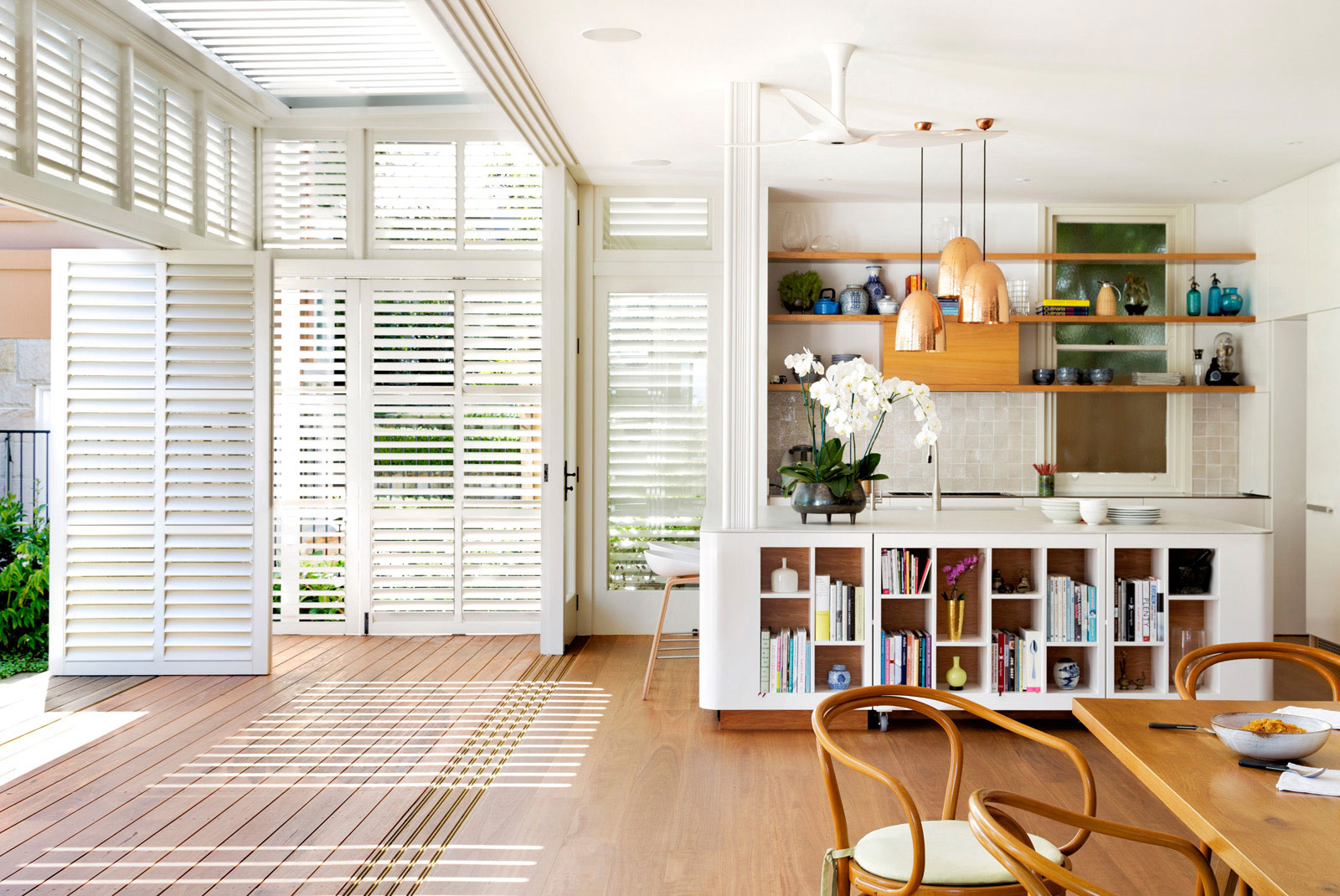 A Spacious Contemporary House with Retractable Veranda in New South Wales by Luigi Rosselli Architects (13)