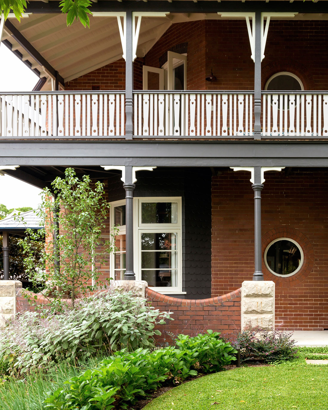 A Spacious Contemporary House with Retractable Veranda in New South Wales by Luigi Rosselli Architects (8)