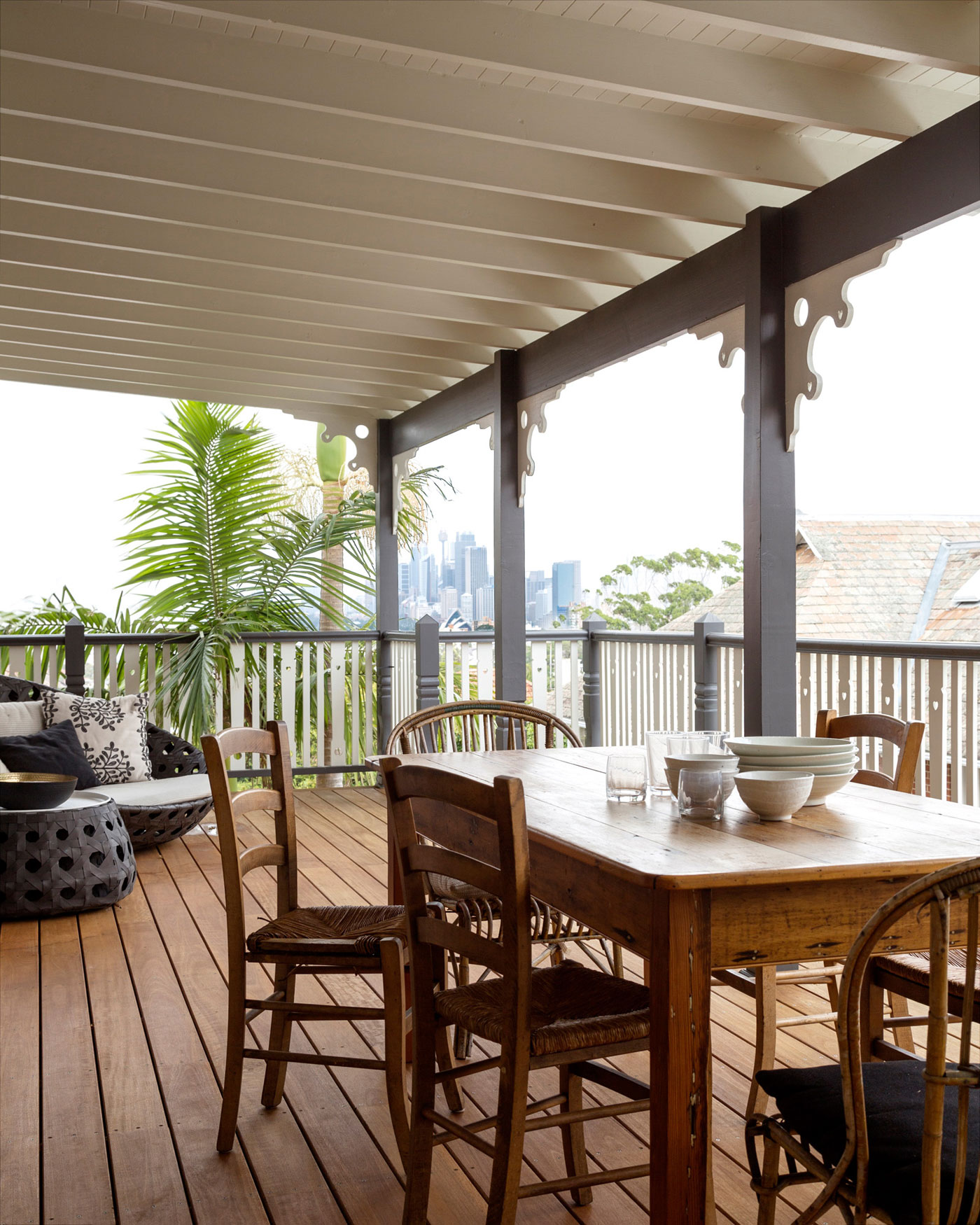 A Spacious Contemporary House with Retractable Veranda in New South Wales by Luigi Rosselli Architects (9)
