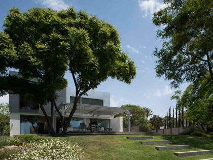 A Spacious Home for a Young Family of Five in Kfar Shmaryahu, Israel by Studio de Lange (1)