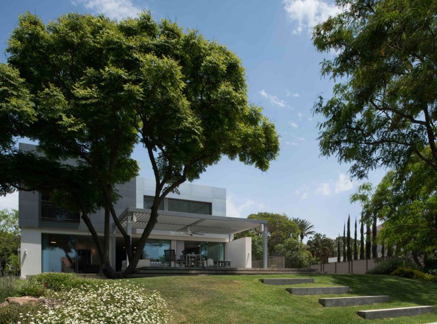 A Spacious Home for a Young Family of Five in Kfar Shmaryahu, Israel by Studio de Lange (1)