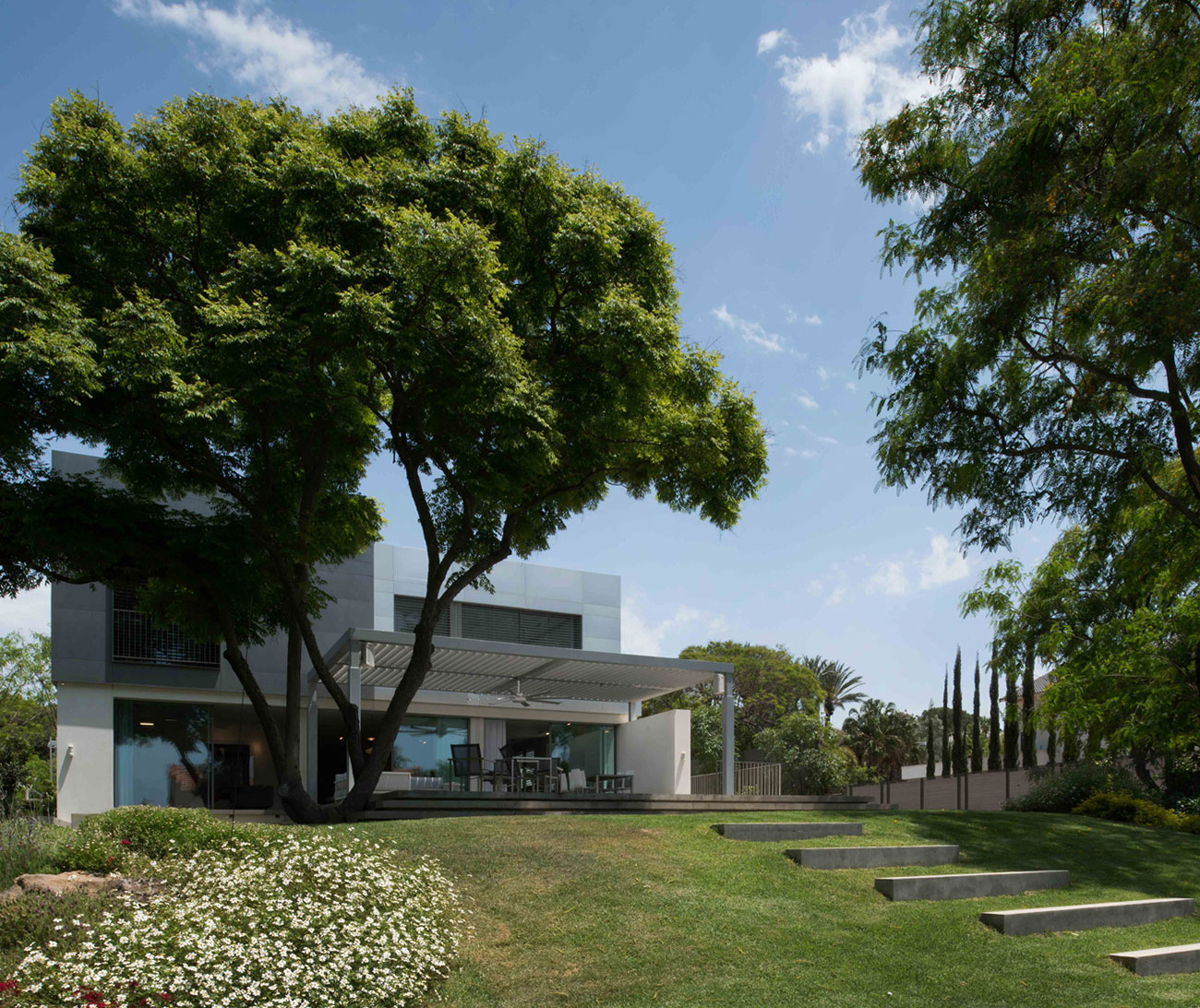 A Spacious Home for a Young Family of Five in Kfar Shmaryahu, Israel by Studio de Lange (1)