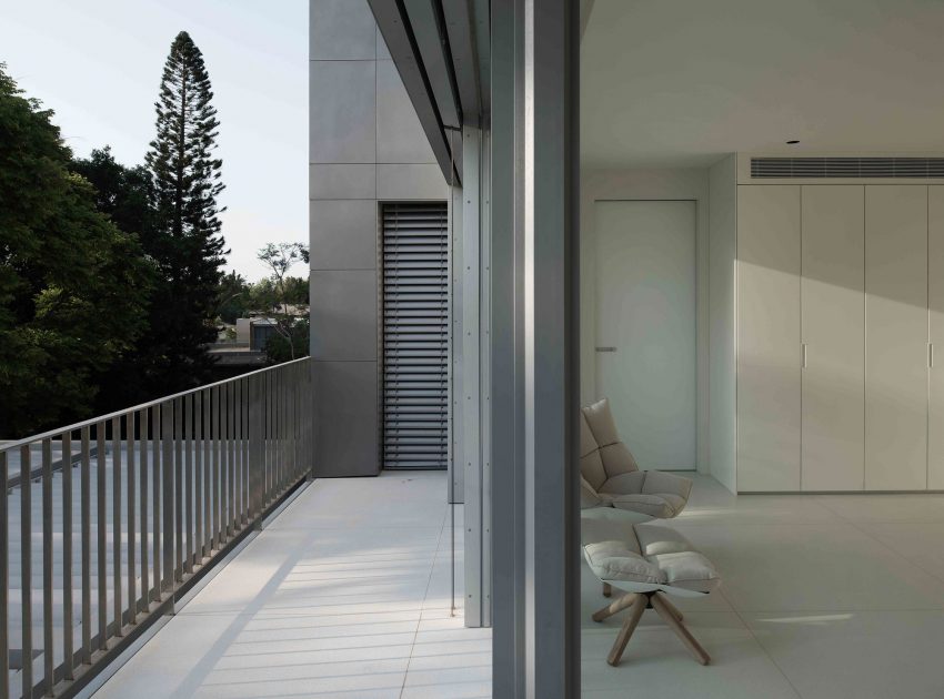 A Spacious Home for a Young Family of Five in Kfar Shmaryahu, Israel by Studio de Lange (10)