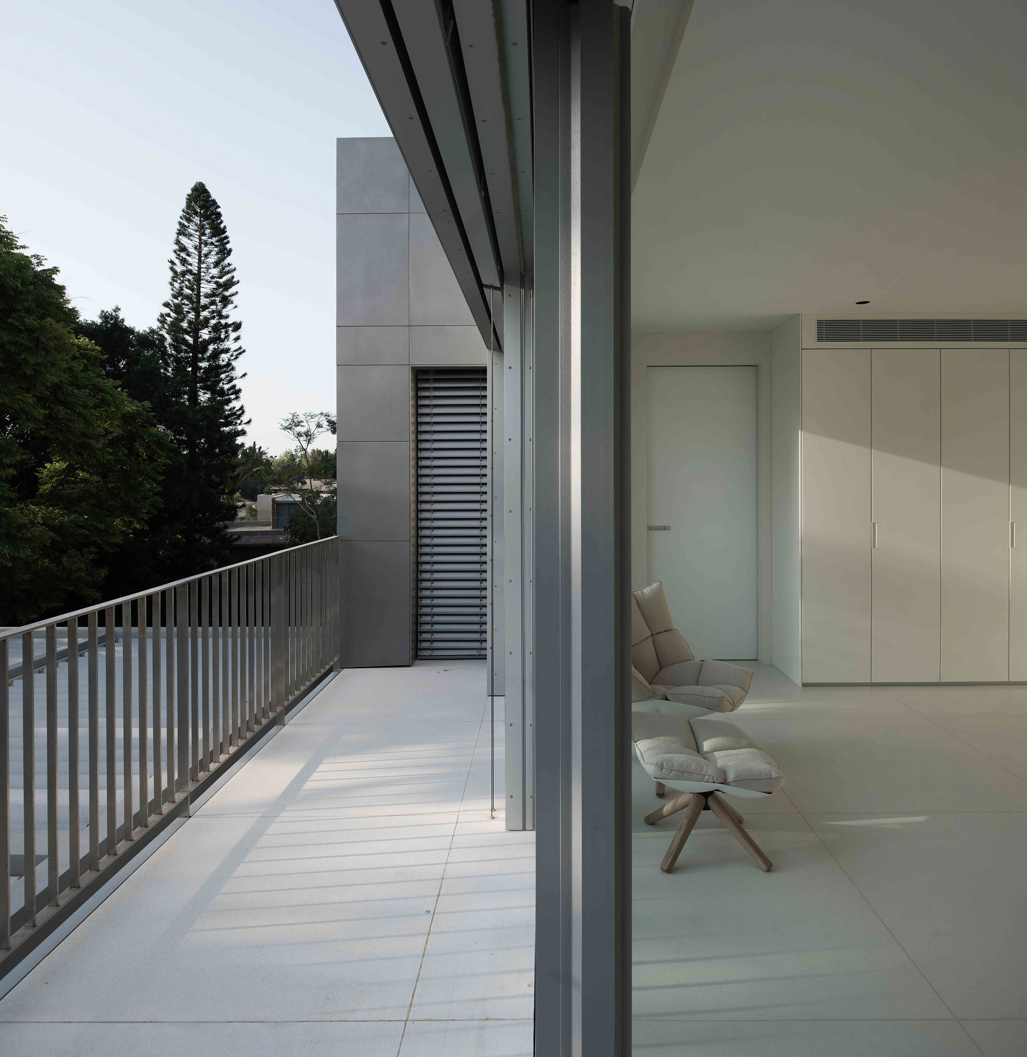 A Spacious Home for a Young Family of Five in Kfar Shmaryahu, Israel by Studio de Lange (10)