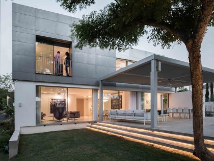 A Spacious Home for a Young Family of Five in Kfar Shmaryahu, Israel by Studio de Lange (11)