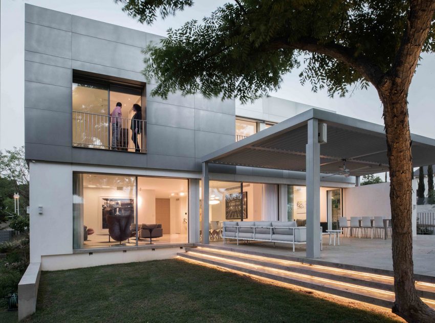 A Spacious Home for a Young Family of Five in Kfar Shmaryahu, Israel by Studio de Lange (11)