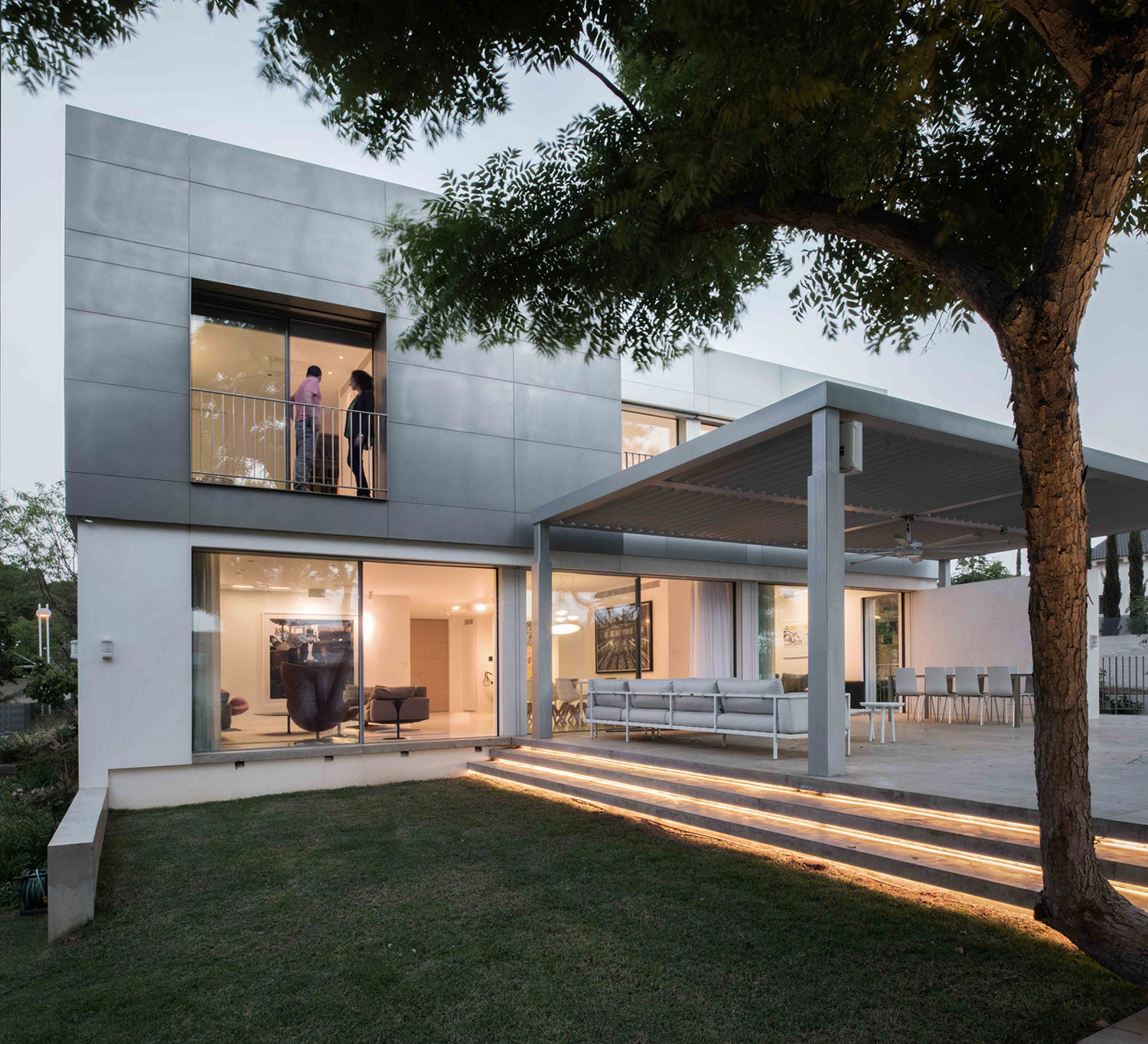 A Spacious Home for a Young Family of Five in Kfar Shmaryahu, Israel by Studio de Lange (11)