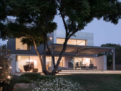 A Spacious Home for a Young Family of Five in Kfar Shmaryahu, Israel by Studio de Lange (12)