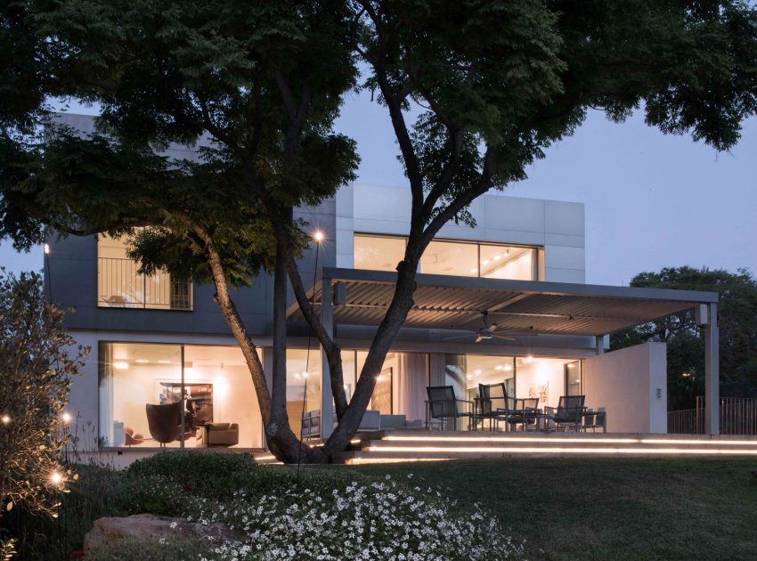 A Spacious Home for a Young Family of Five in Kfar Shmaryahu, Israel by Studio de Lange (12)