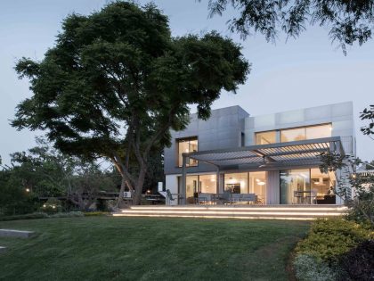 A Spacious Home for a Young Family of Five in Kfar Shmaryahu, Israel by Studio de Lange (13)