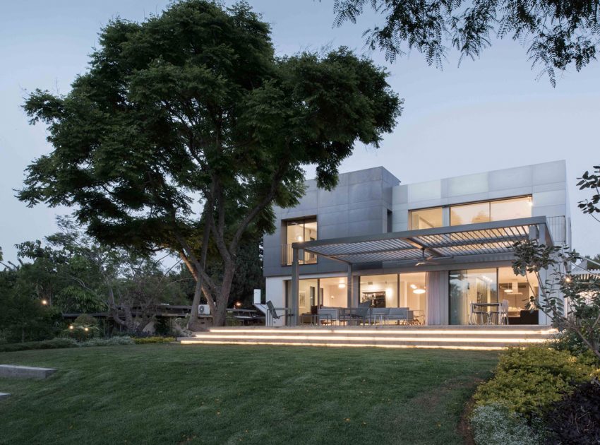 A Spacious Home for a Young Family of Five in Kfar Shmaryahu, Israel by Studio de Lange (13)