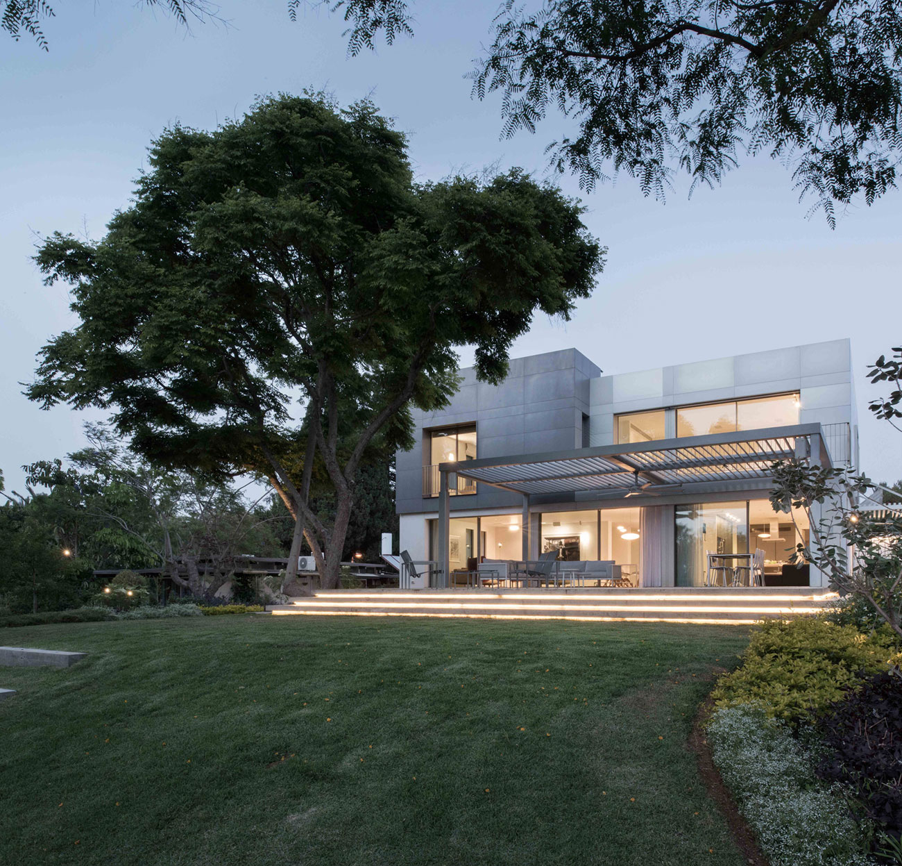 A Spacious Home for a Young Family of Five in Kfar Shmaryahu, Israel by Studio de Lange (13)