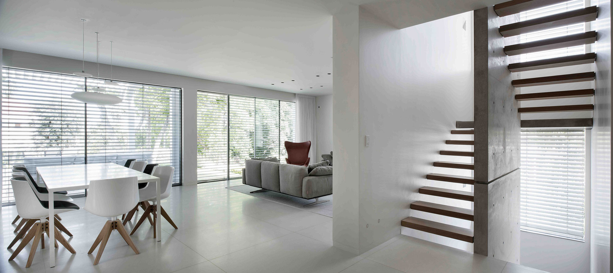 A Spacious Home for a Young Family of Five in Kfar Shmaryahu, Israel by Studio de Lange (3)