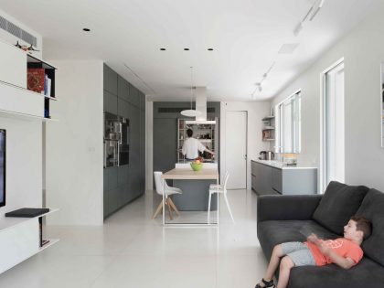 A Spacious Home for a Young Family of Five in Kfar Shmaryahu, Israel by Studio de Lange (4)