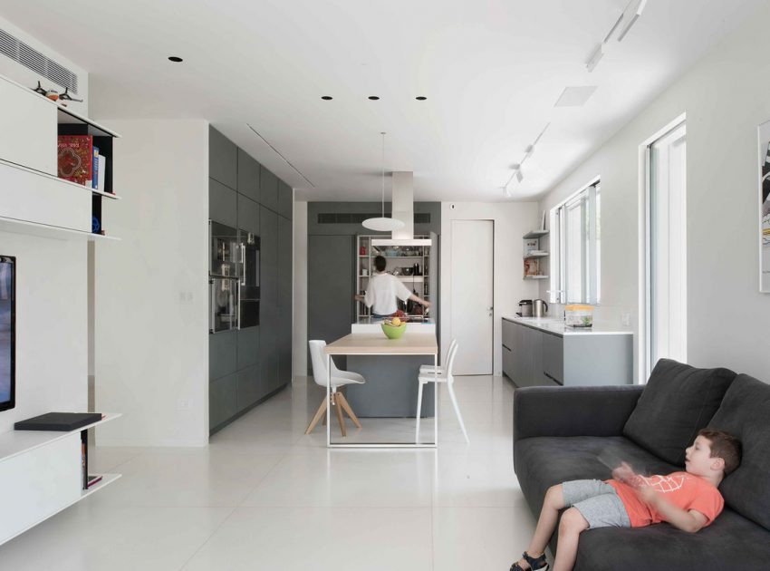 A Spacious Home for a Young Family of Five in Kfar Shmaryahu, Israel by Studio de Lange (4)