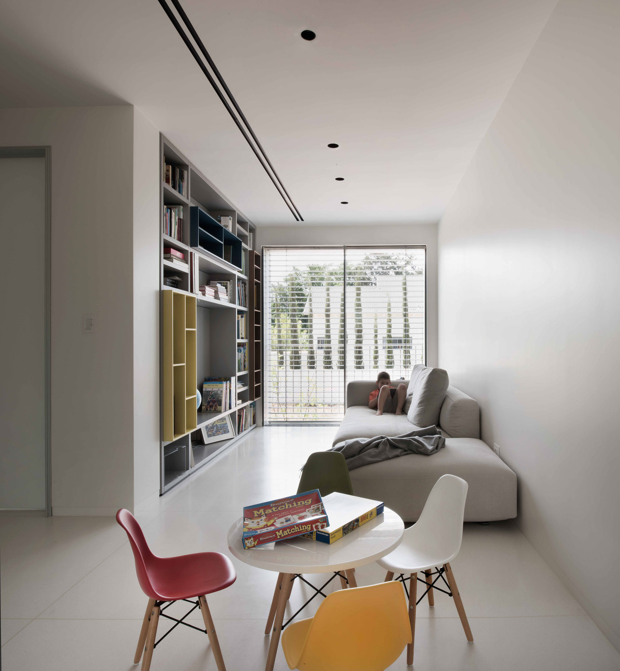 A Spacious Home for a Young Family of Five in Kfar Shmaryahu, Israel by Studio de Lange (5)