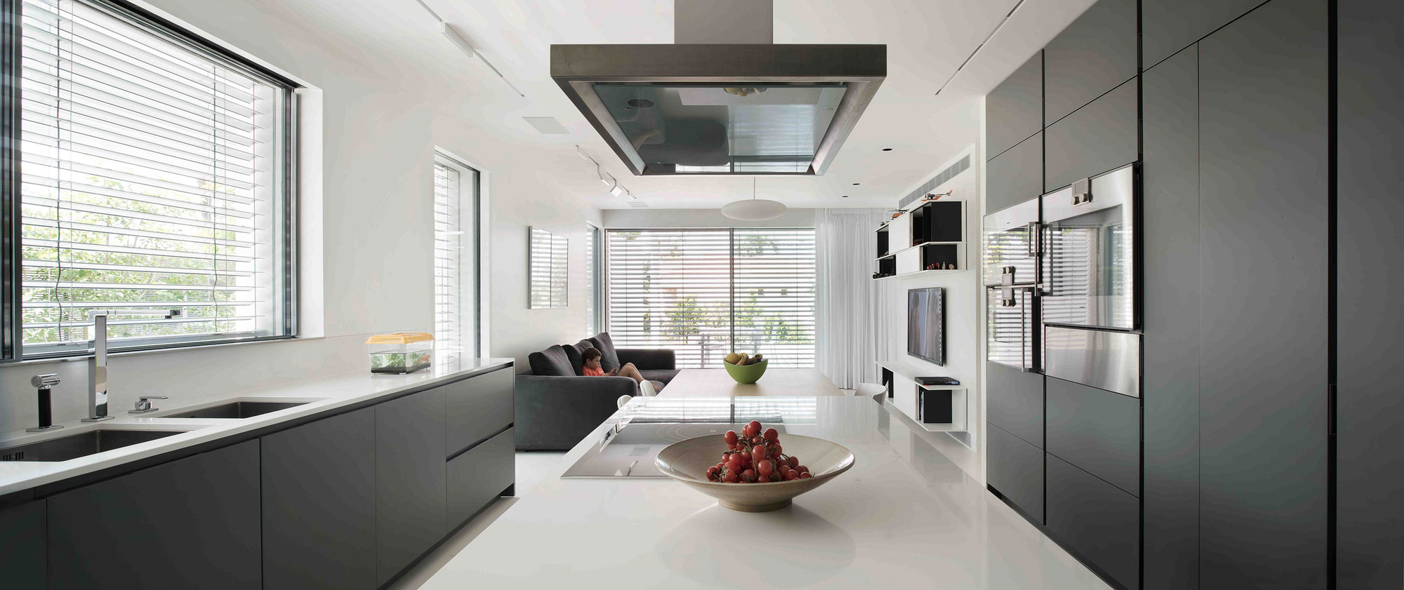 A Spacious Home for a Young Family of Five in Kfar Shmaryahu, Israel by Studio de Lange (6)