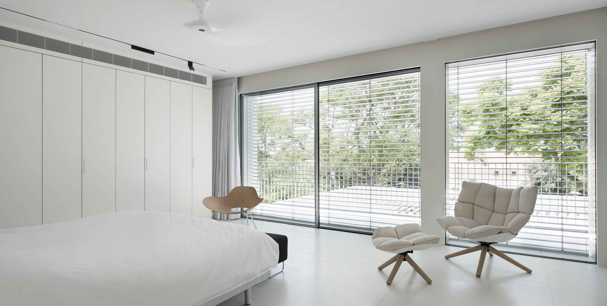 A Spacious Home for a Young Family of Five in Kfar Shmaryahu, Israel by Studio de Lange (9)