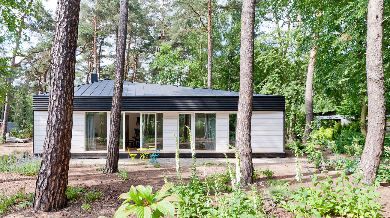 A Spacious Modern House with Floor-to-Ceiling Windows in the Woods of Potsdam, Germany by Claim (1)