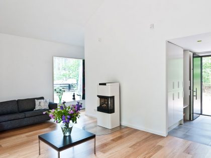 A Spacious Modern House with Floor-to-Ceiling Windows in the Woods of Potsdam, Germany by Claim (10)