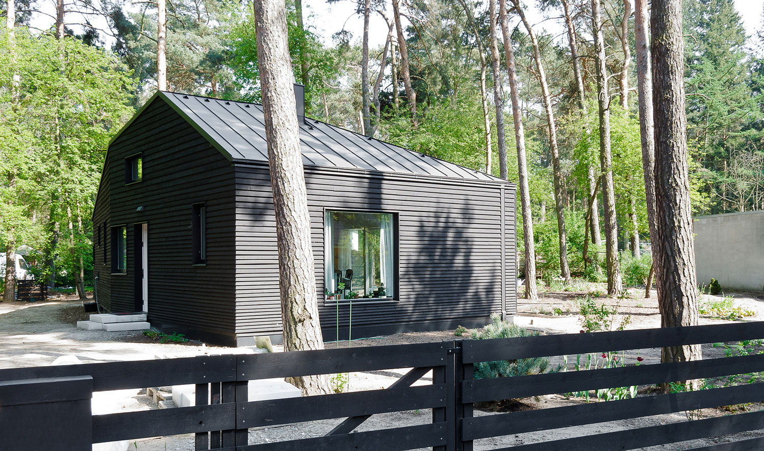 A Spacious Modern House with Floor-to-Ceiling Windows in the Woods of Potsdam, Germany by Claim (5)
