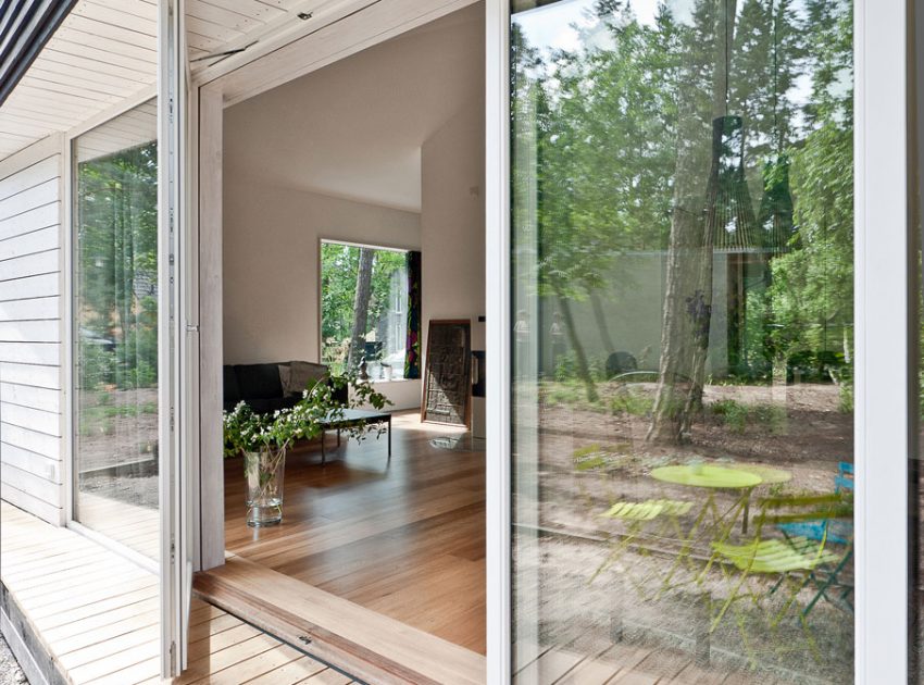 A Spacious Modern House with Floor-to-Ceiling Windows in the Woods of Potsdam, Germany by Claim (9)