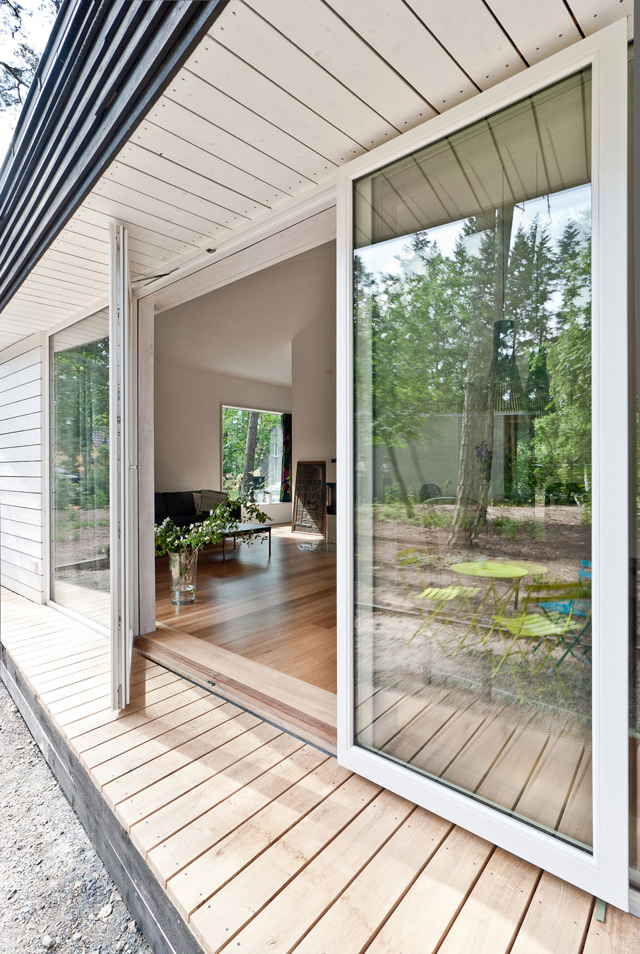 A Spacious Modern House with Floor-to-Ceiling Windows in the Woods of Potsdam, Germany by Claim (9)