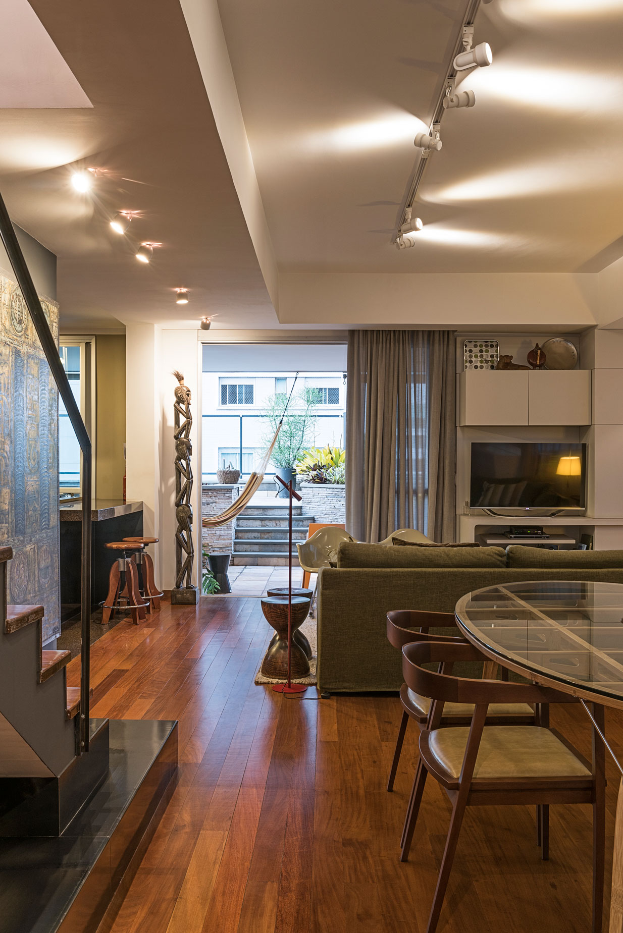 A Spacious Top House Full of Vibrant and Unique Character in Belo Horizonte by Celeno Ivanovo (2)