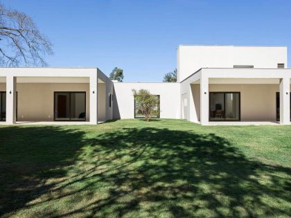 A Spacious and Airy Contemporary Home with Wonderful Views in Brasilia