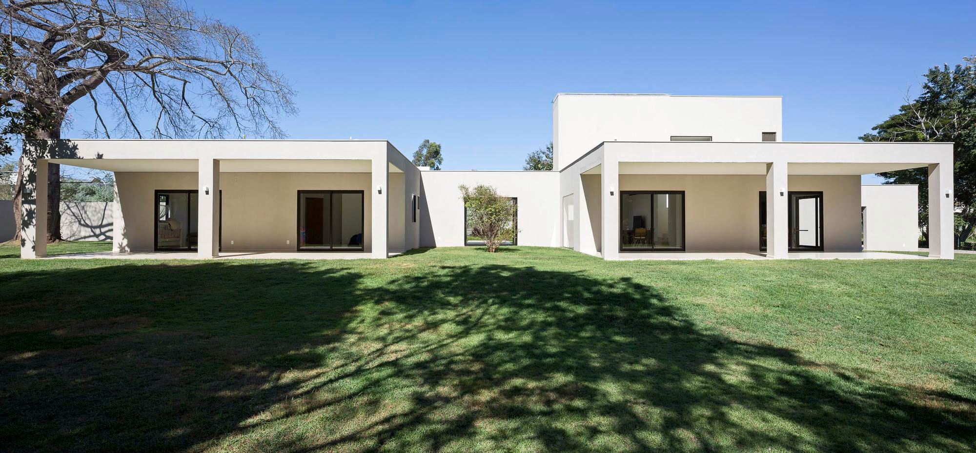 A Spacious and Airy Contemporary Home with Wonderful Views in Brasilia by Bloco Arquitetos (1)