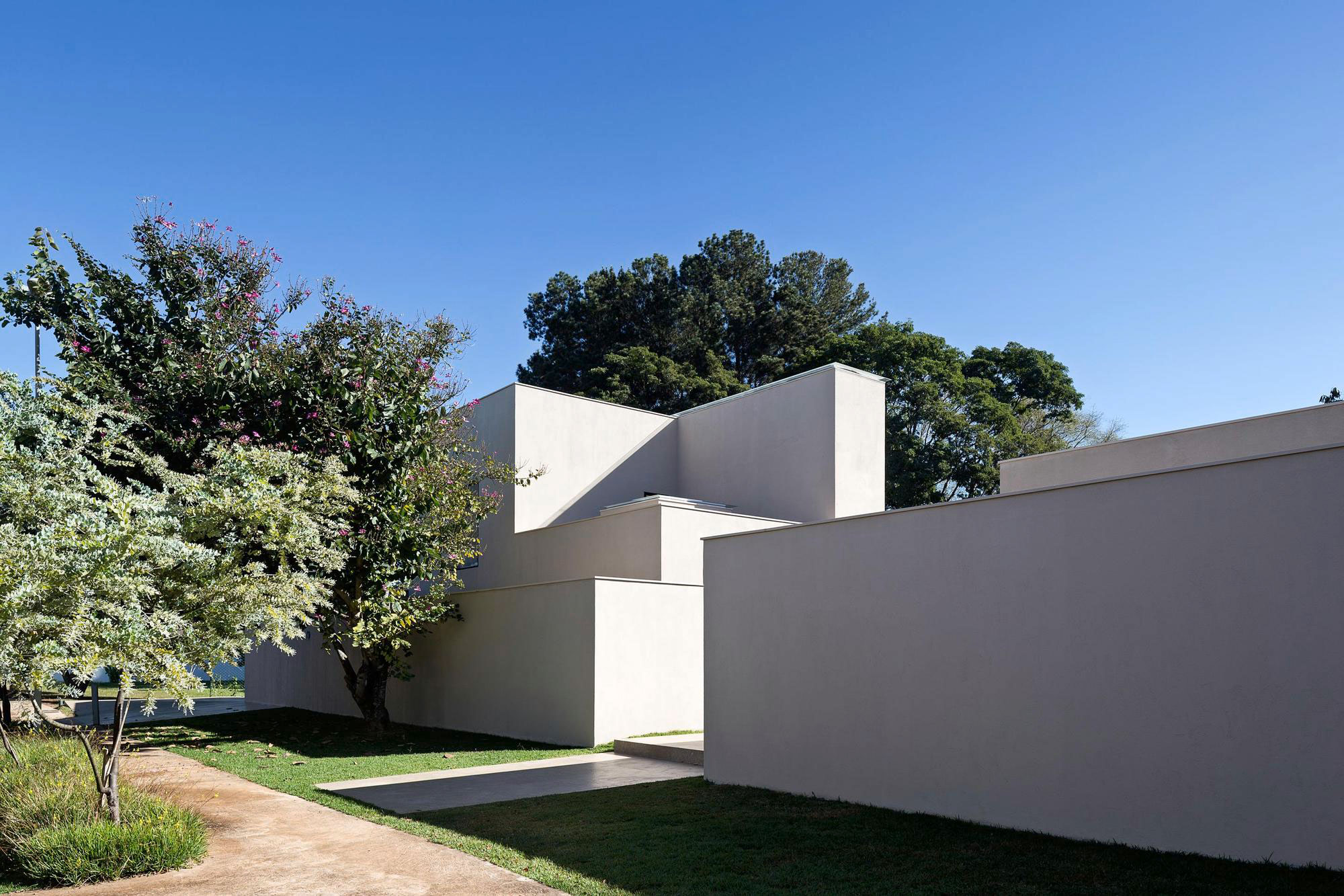A Spacious and Airy Contemporary Home with Wonderful Views in Brasilia by Bloco Arquitetos (10)