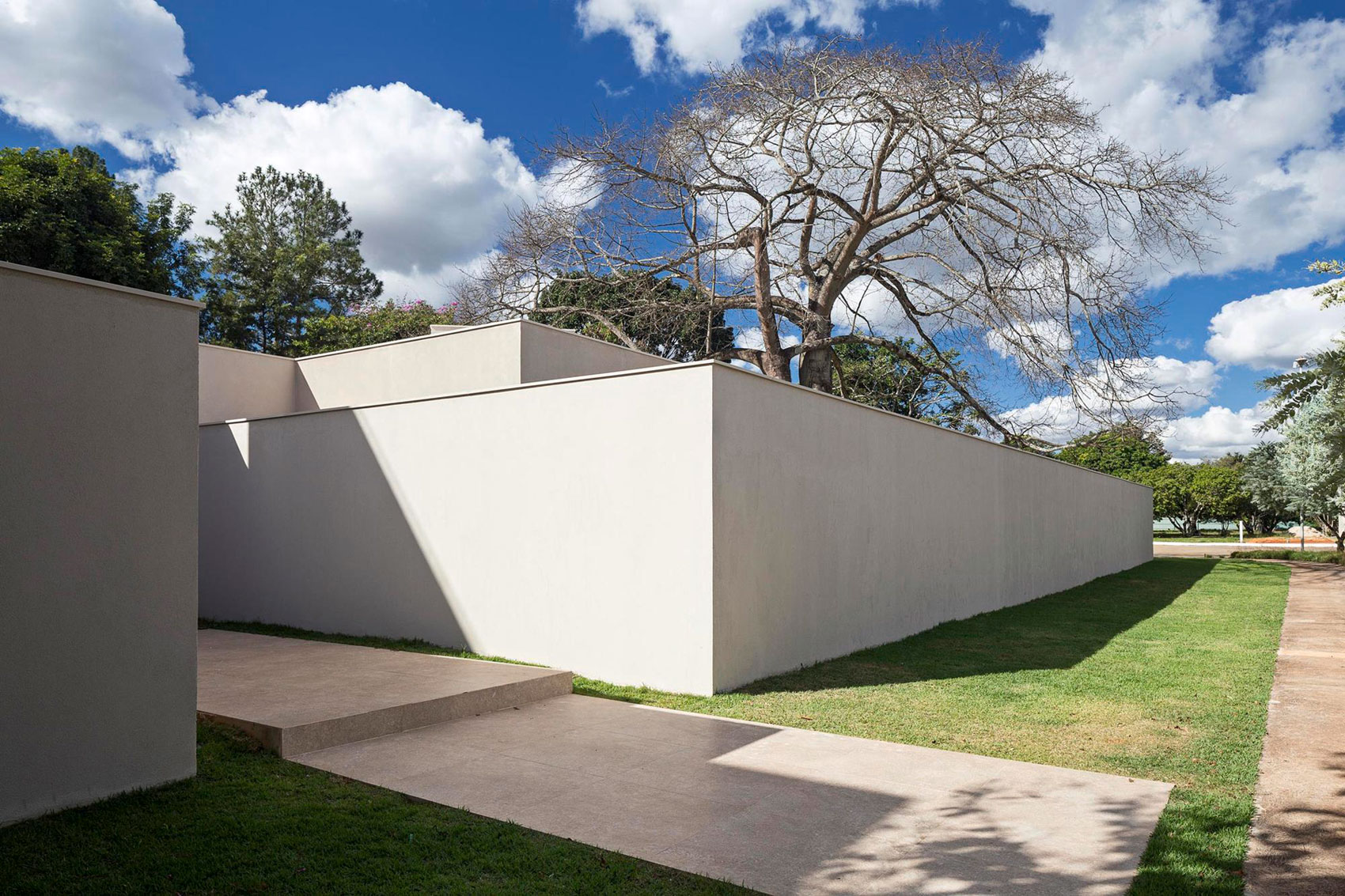 A Spacious and Airy Contemporary Home with Wonderful Views in Brasilia by Bloco Arquitetos (11)