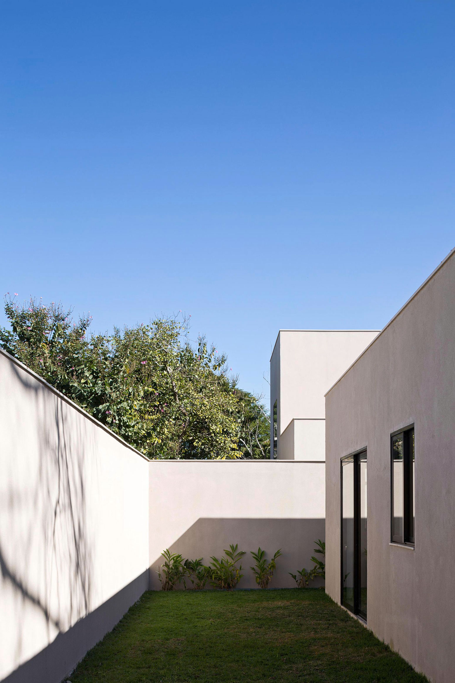 A Spacious and Airy Contemporary Home with Wonderful Views in Brasilia by Bloco Arquitetos (16)