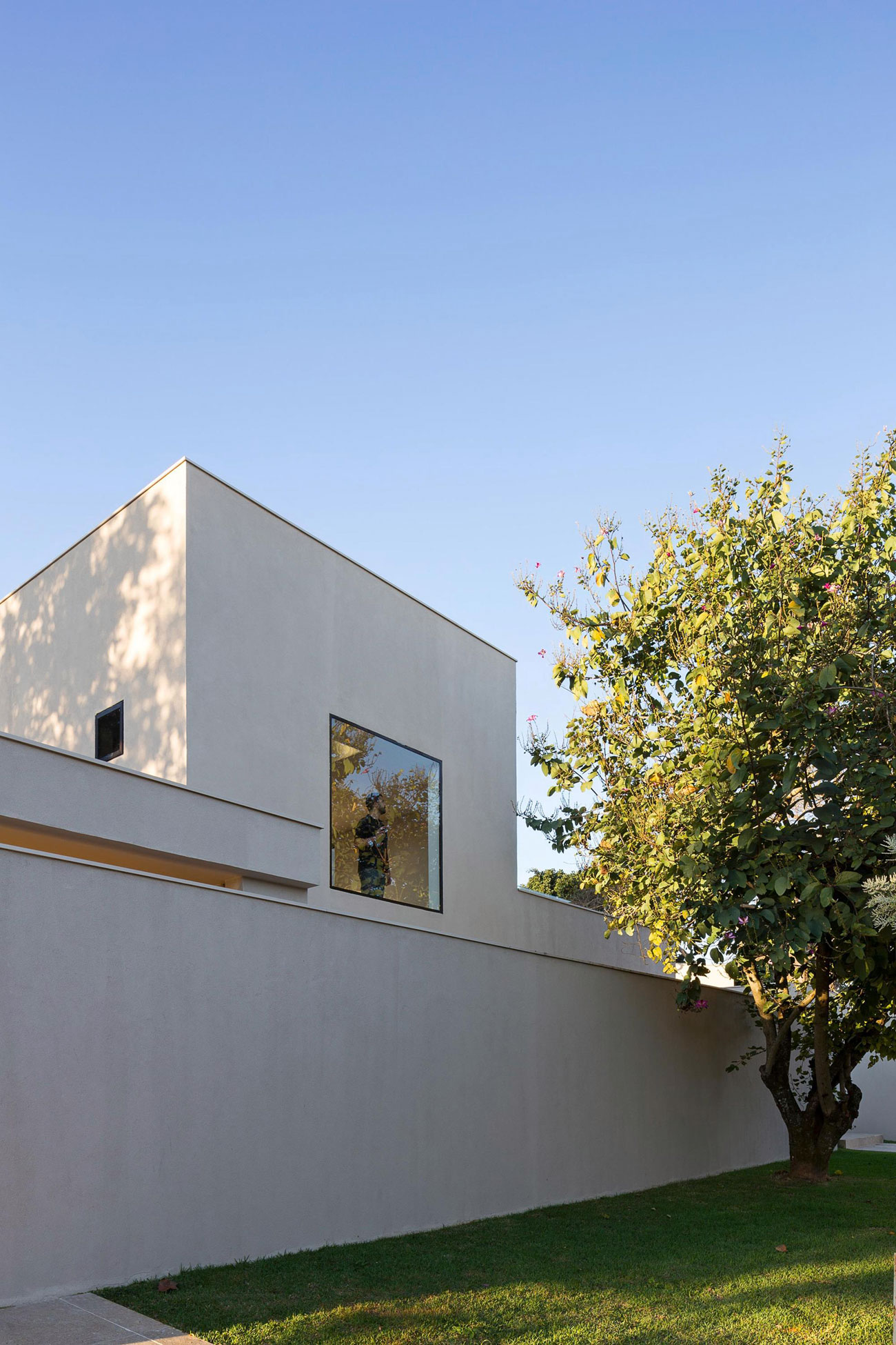 A Spacious and Airy Contemporary Home with Wonderful Views in Brasilia by Bloco Arquitetos (17)