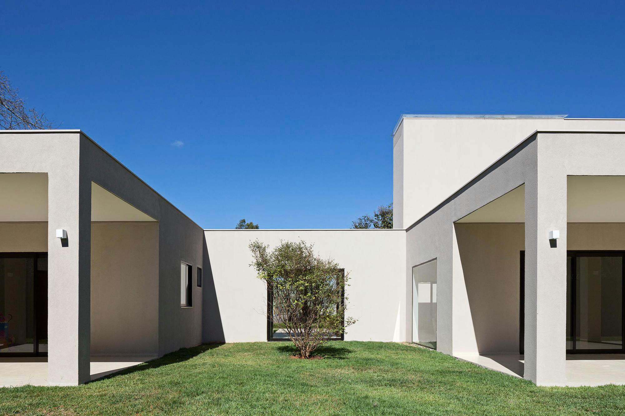 A Spacious and Airy Contemporary Home with Wonderful Views in Brasilia by Bloco Arquitetos (2)