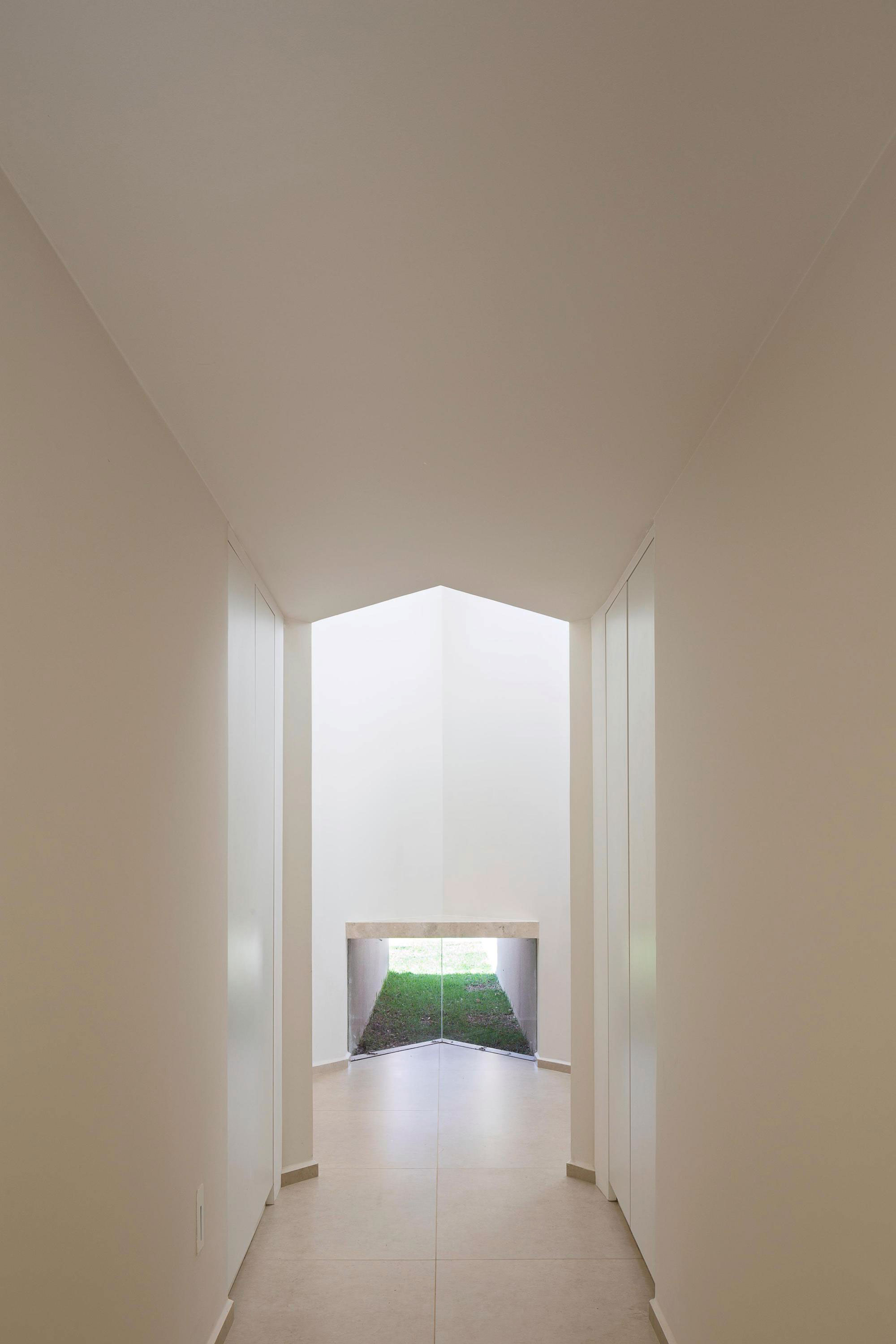 A Spacious and Airy Contemporary Home with Wonderful Views in Brasilia by Bloco Arquitetos (20)