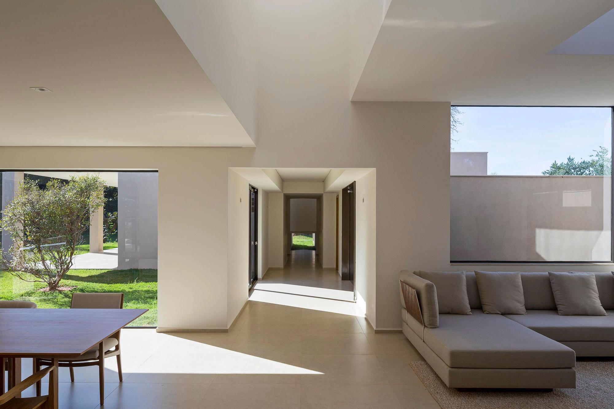 A Spacious and Airy Contemporary Home with Wonderful Views in Brasilia by Bloco Arquitetos (21)