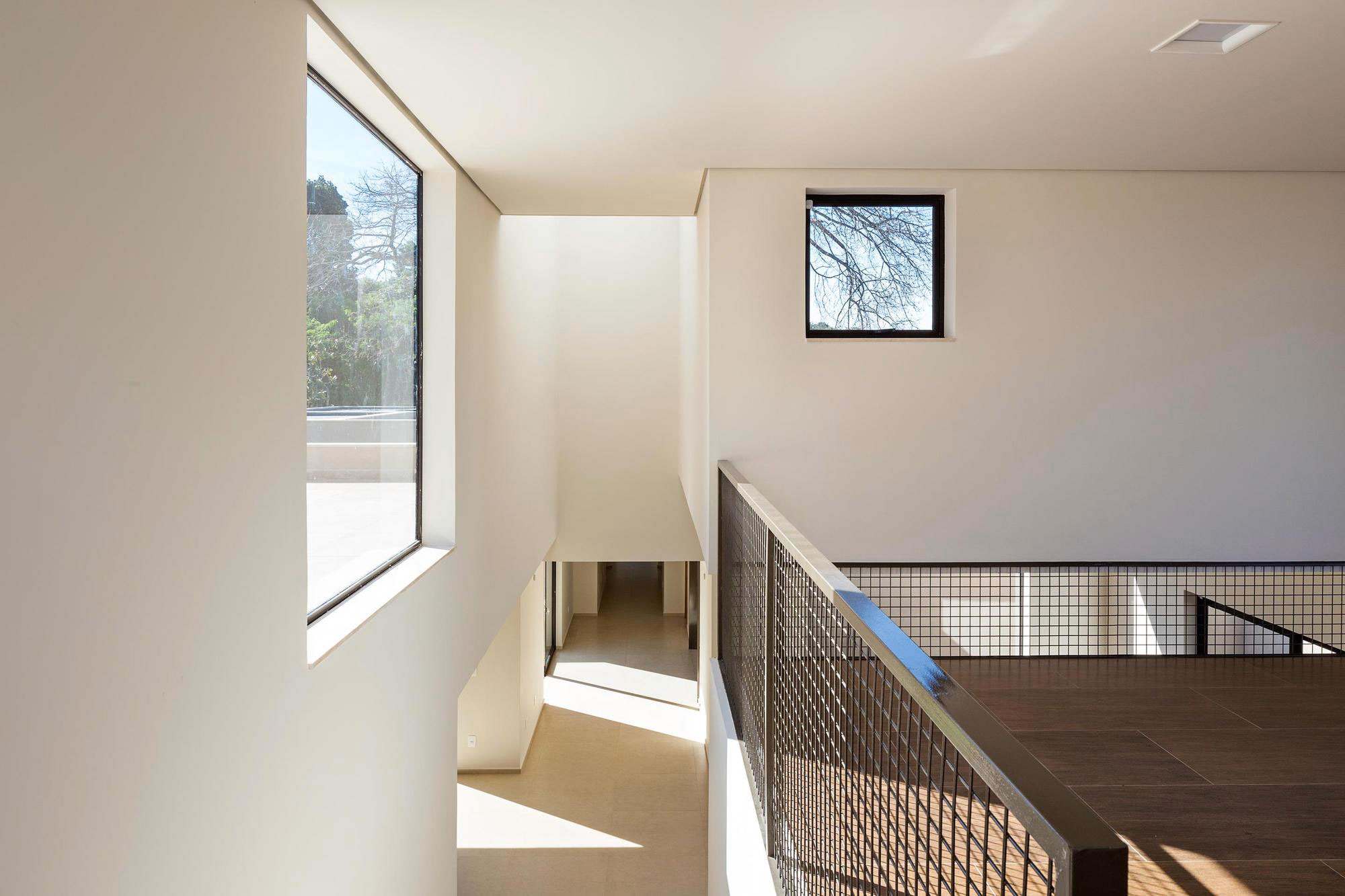 A Spacious and Airy Contemporary Home with Wonderful Views in Brasilia by Bloco Arquitetos (26)