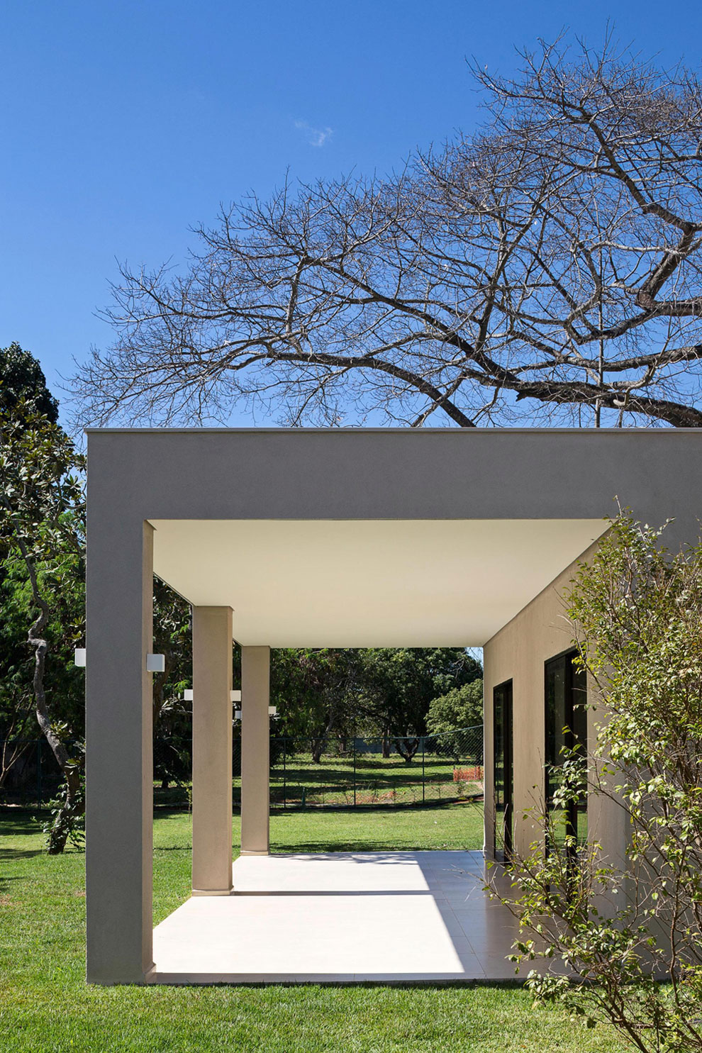 A Spacious and Airy Contemporary Home with Wonderful Views in Brasilia by Bloco Arquitetos (3)