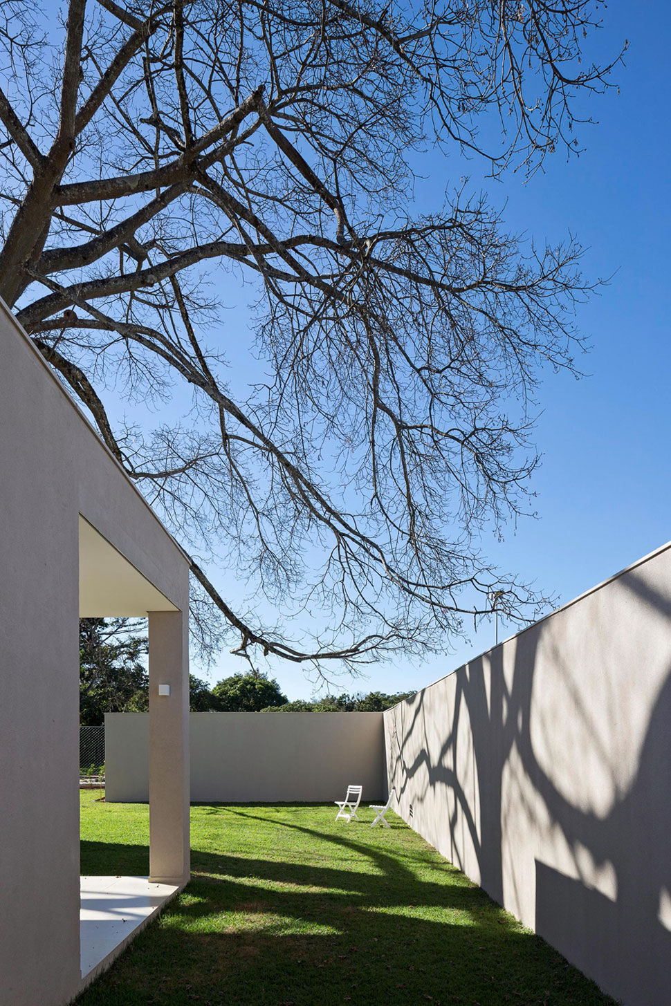 A Spacious and Airy Contemporary Home with Wonderful Views in Brasilia by Bloco Arquitetos (4)