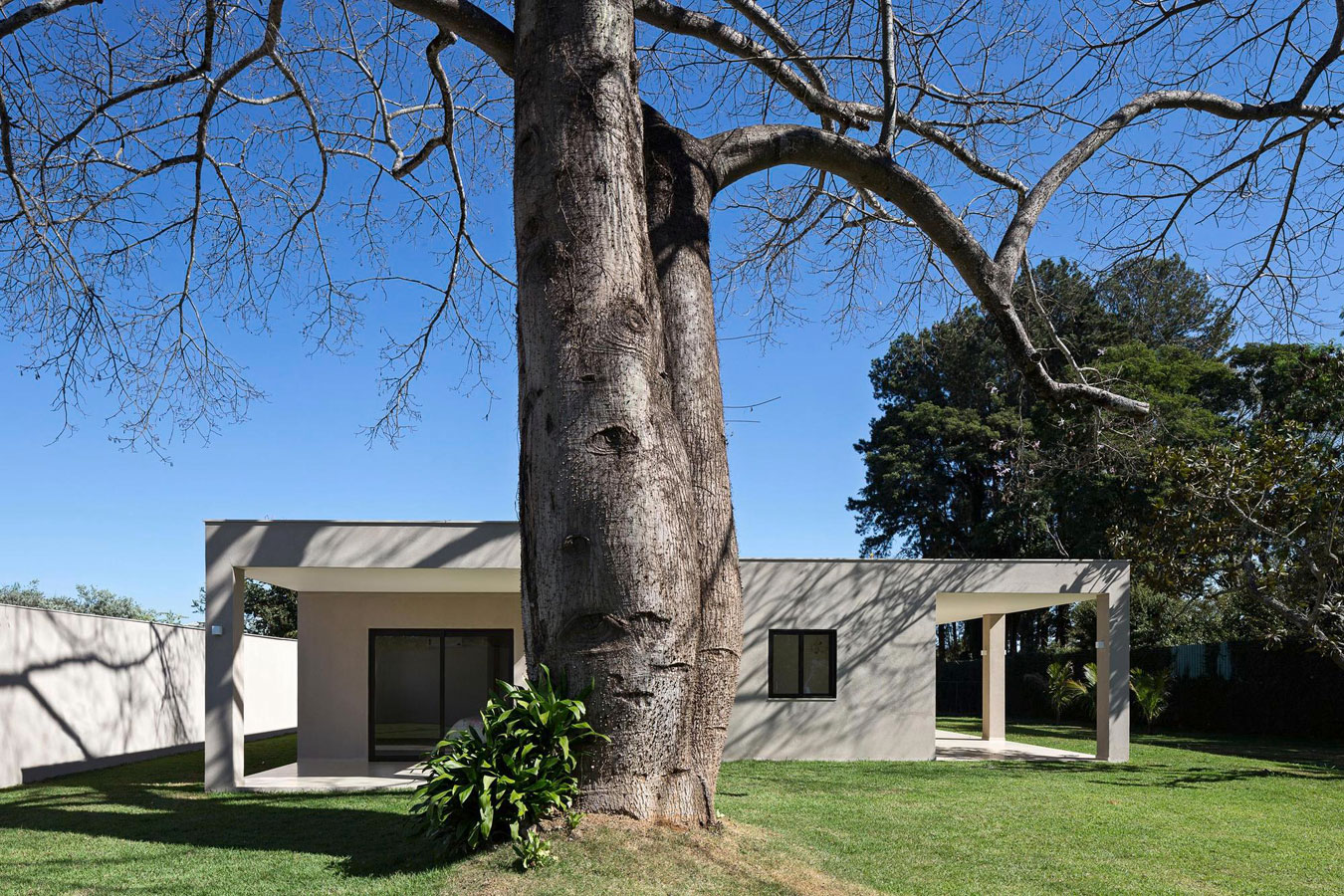 A Spacious and Airy Contemporary Home with Wonderful Views in Brasilia by Bloco Arquitetos (5)