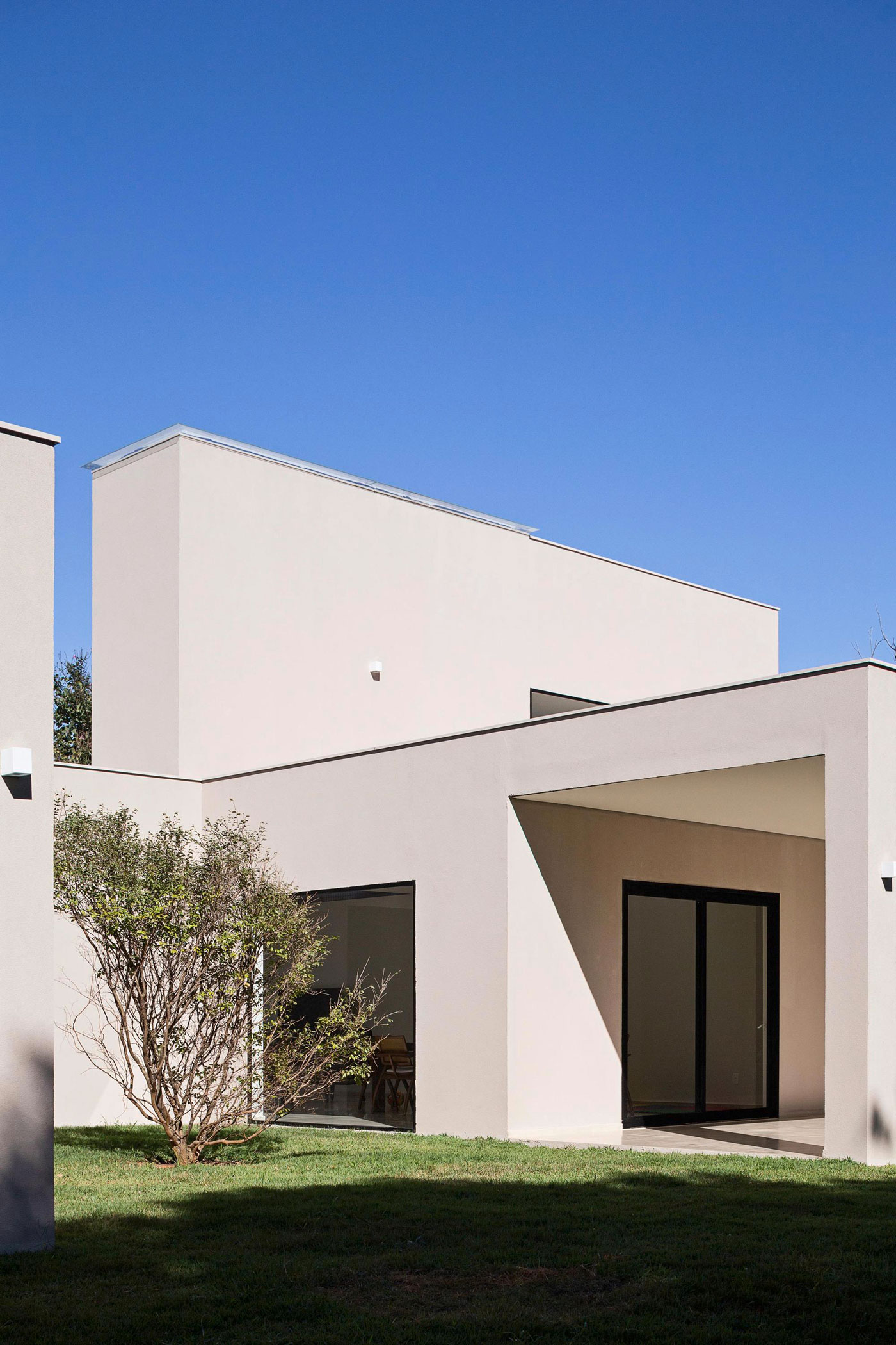 A Spacious and Airy Contemporary Home with Wonderful Views in Brasilia by Bloco Arquitetos (6)