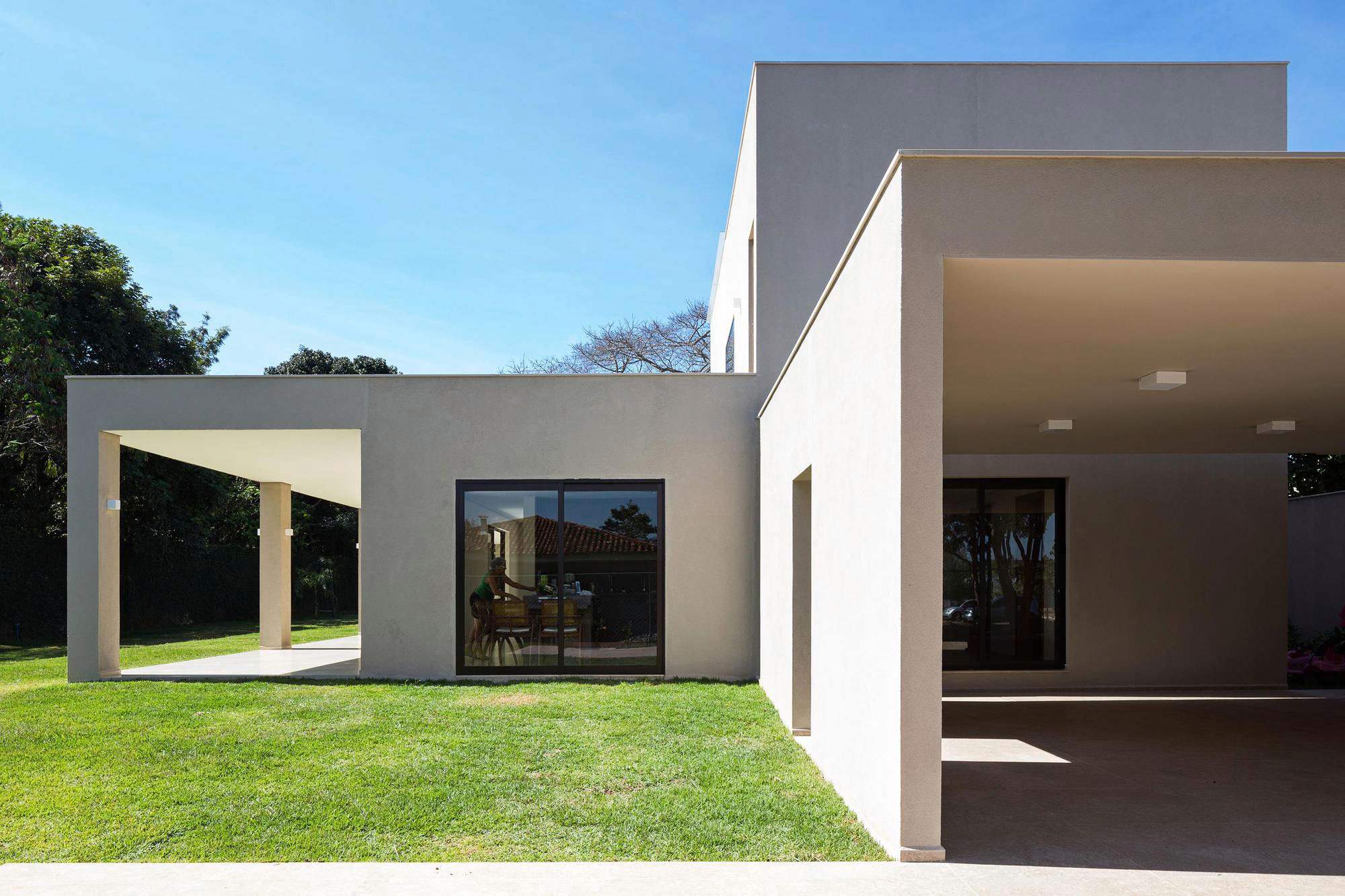 A Spacious and Airy Contemporary Home with Wonderful Views in Brasilia by Bloco Arquitetos (7)
