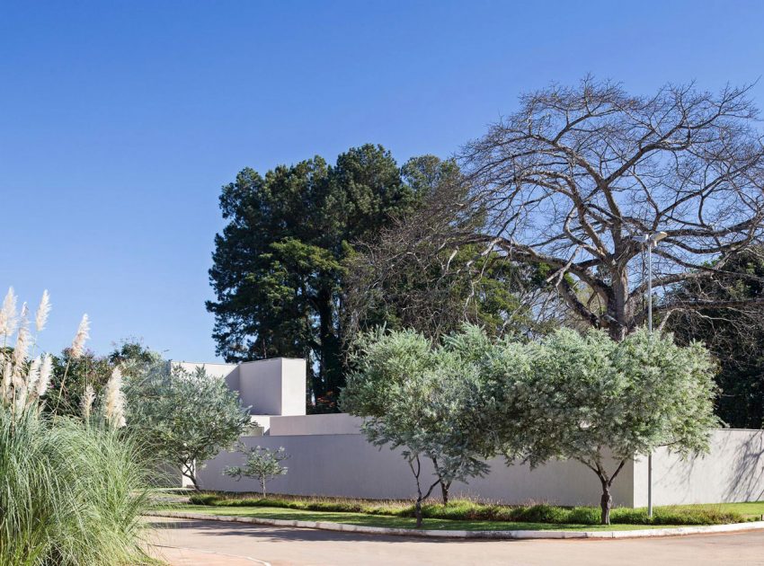 A Spacious and Airy Contemporary Home with Wonderful Views in Brasilia by Bloco Arquitetos (8)