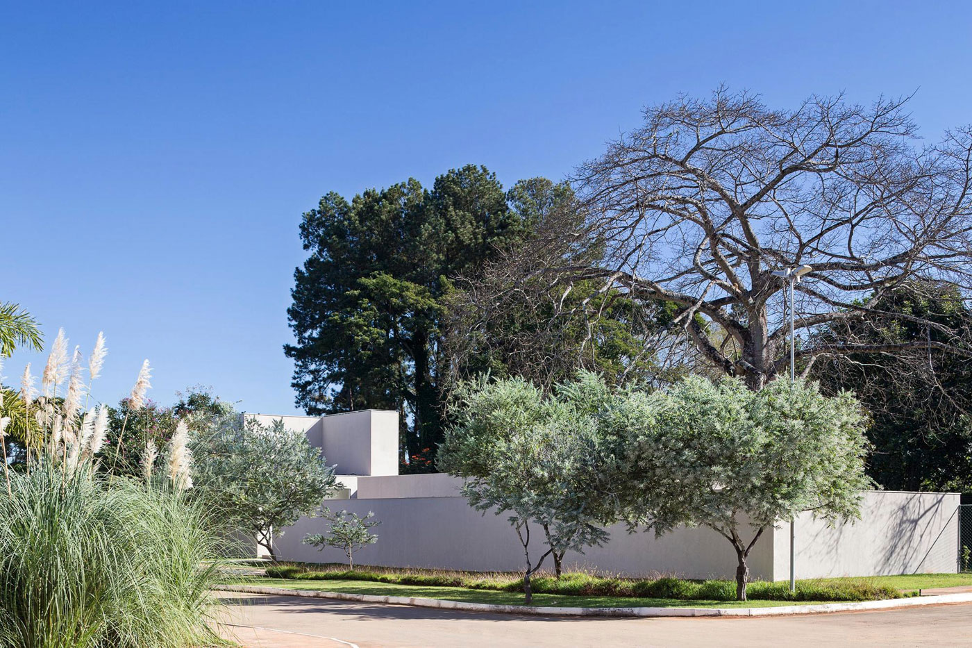 A Spacious and Airy Contemporary Home with Wonderful Views in Brasilia by Bloco Arquitetos (8)