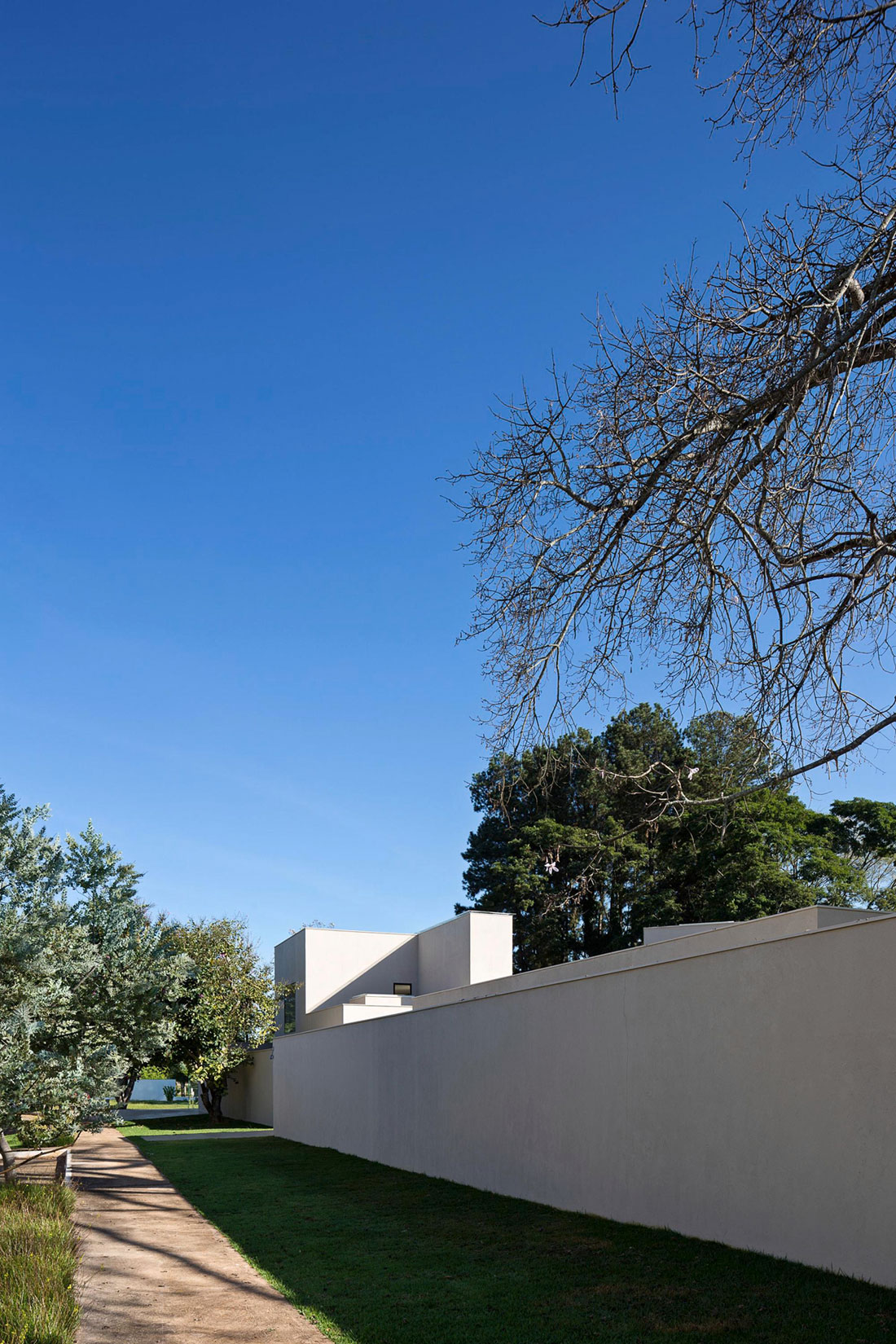 A Spacious and Airy Contemporary Home with Wonderful Views in Brasilia by Bloco Arquitetos (9)