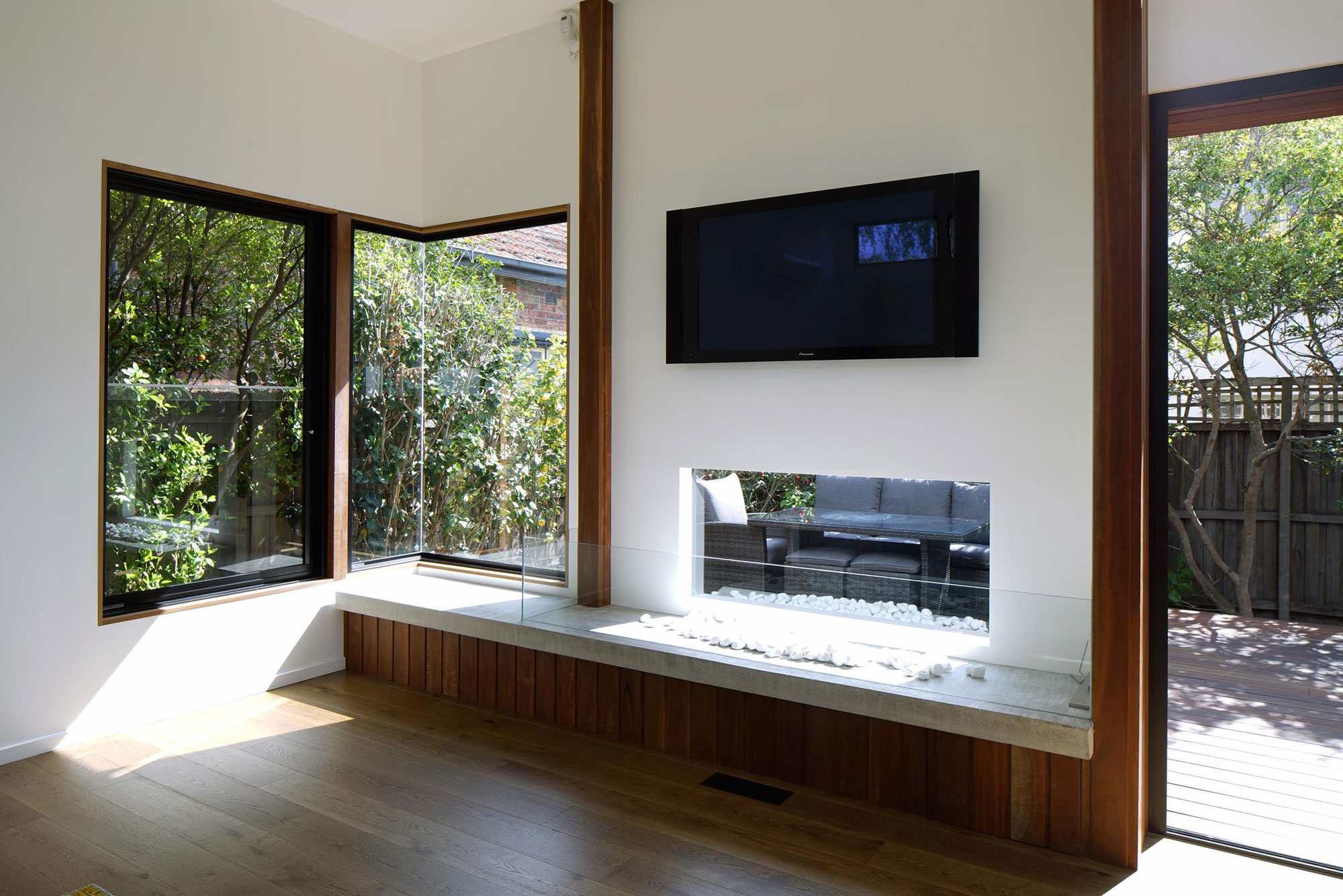 A Spacious and Airy Home with an Art Deco Interiors in Caulfield by Christopher Megowan Design (8)