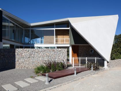 A Spacious and Airy House with a Sculptural Roof and Terraces in El Salvador