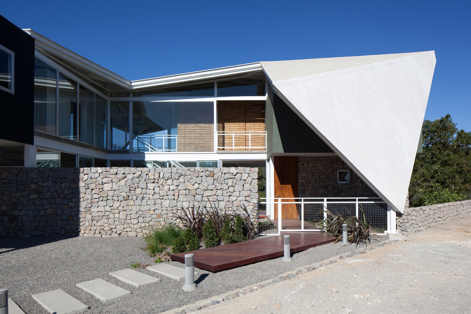 A Spacious and Airy House with a Sculptural Roof and Terraces in El Salvador by Cincopatasalgato (1)